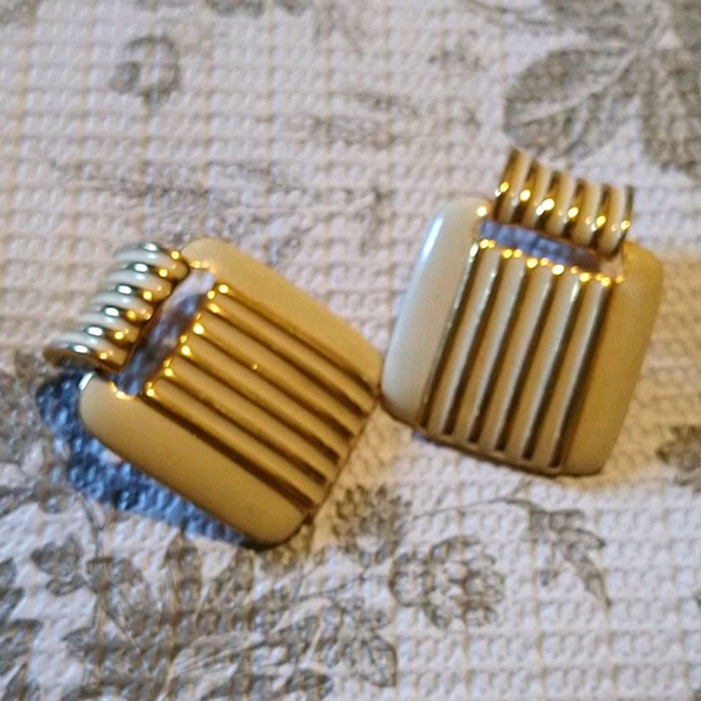 Beige & gold earrings!